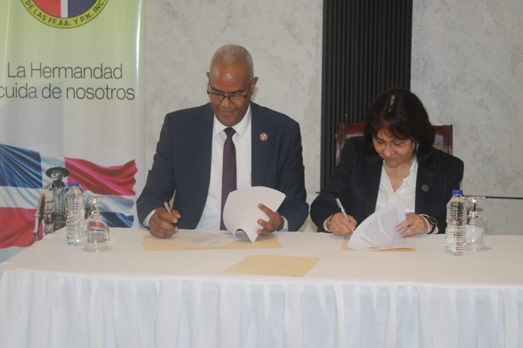 Firma del Convenio Interinstitucional entre la Hermandad de Veteranos Pensionados de las FFAA. y la P.N., con El INIEICONT